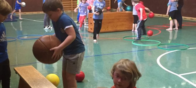 Bewegungsparcour mit viel Spaß Bewegungsparcour mit viel Spaß