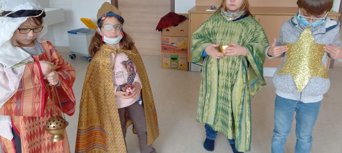 Die Sternsinger aus der 1v waren unterwegs