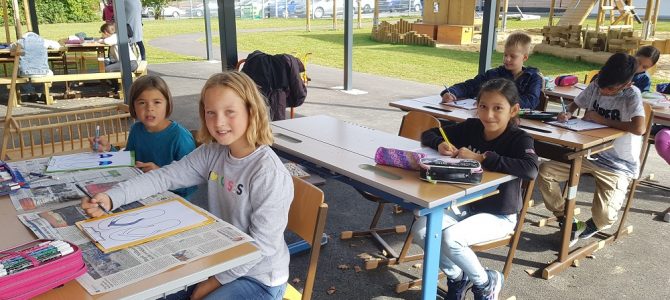 Outdoorklasse im neuen Schulgarten