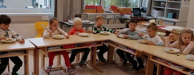 Leckere Gemüsesuppe in der 1v Klasse