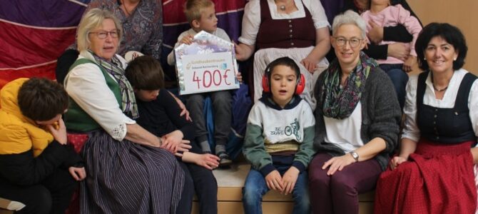 Neuerlich Spende der Goldhaubenfrauen